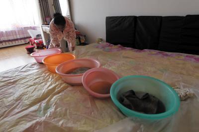 龙潭楼上漏水，住户失联，小区没物管，业主维权难！律师来支招……